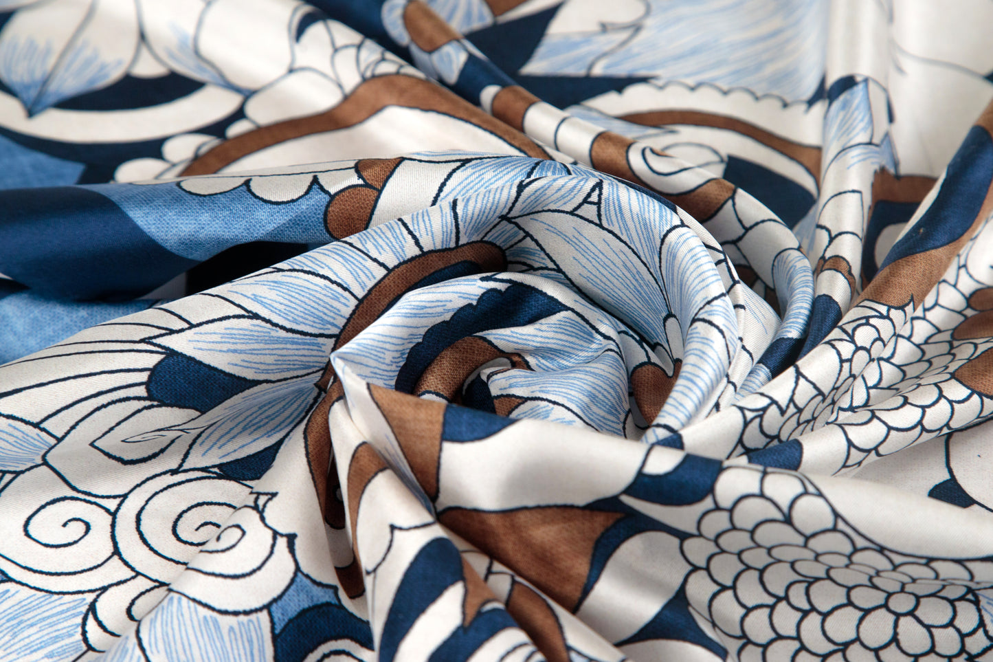 Foulard in seta con ricamo folk in denim