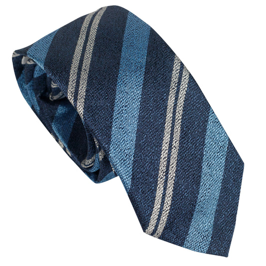 Cravatta blu notte in seta italiana al 100% con righe reggimentali azzurre